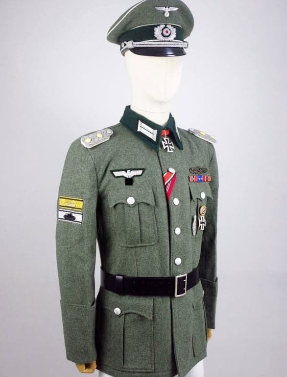 Militäruniform in Hamburg verkaufen? Wir schätzen und kaufen sofort zum besten Preis