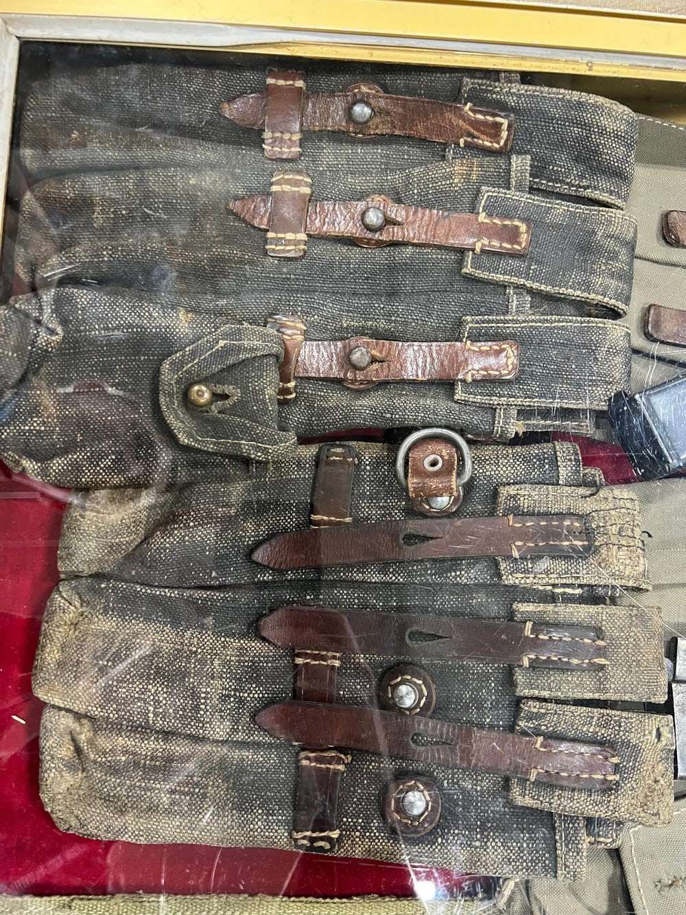 Magazintaschen aus Segeltuch und Leder für die Maschinenpistole MP40, mit echten Gebrauchsspuren.