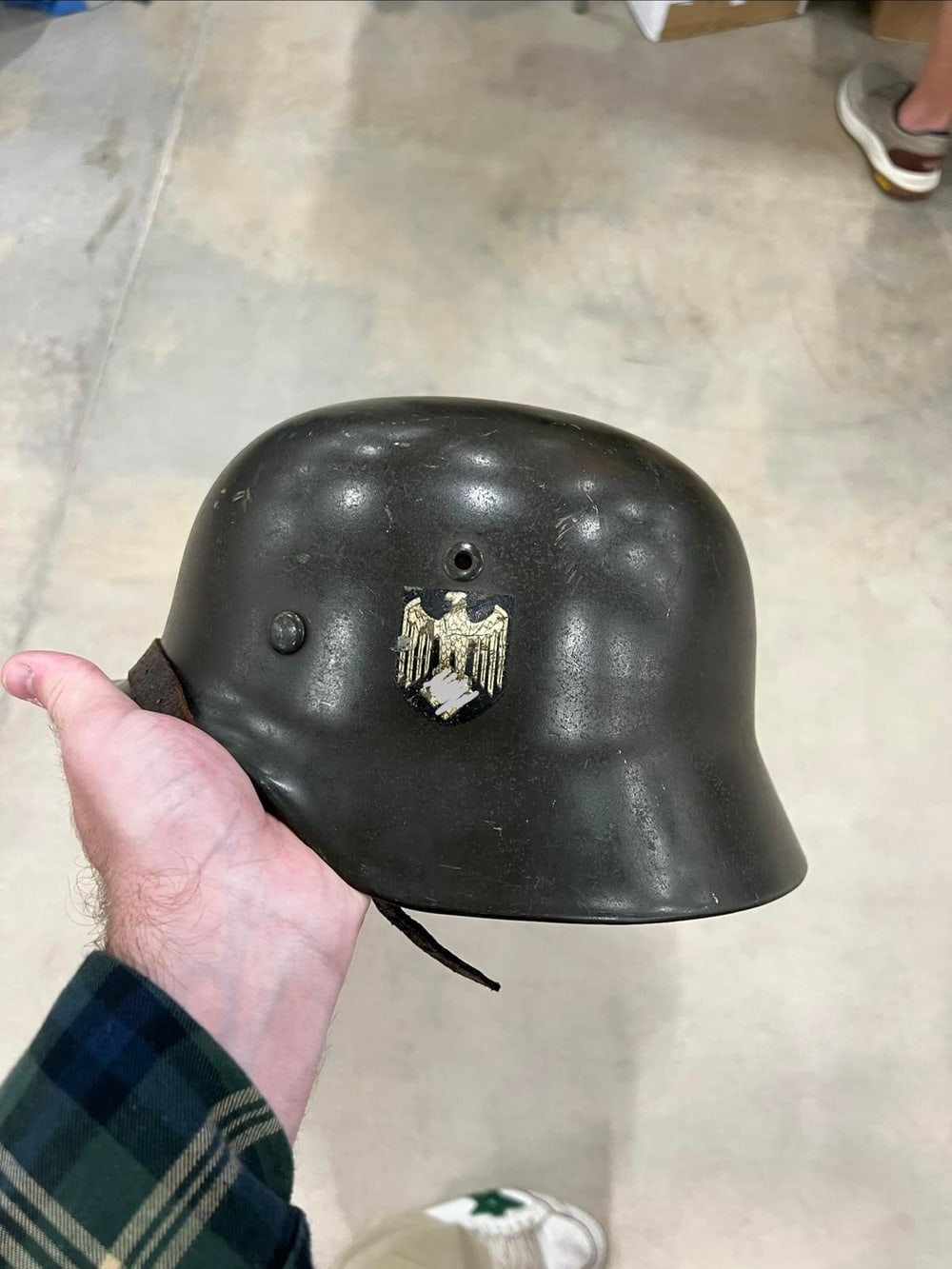 Derselbe Helm von der anderen Seite: das Heeresadler-Abzeichen, das Symbol unkenntlich gemacht (§ 86a StGB).