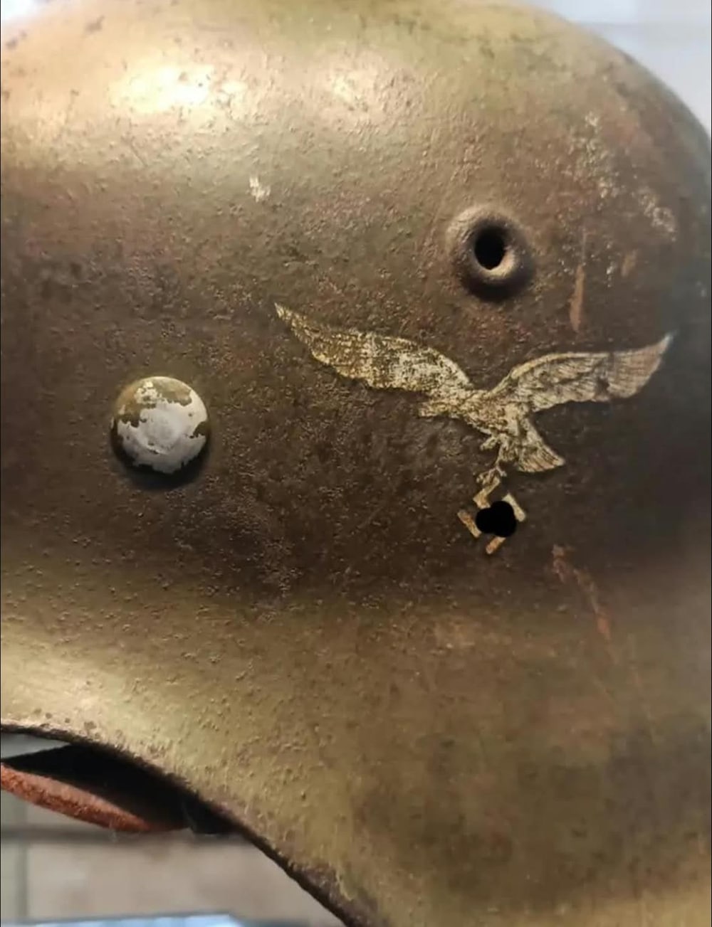 Stahlhelm mit Einschuss