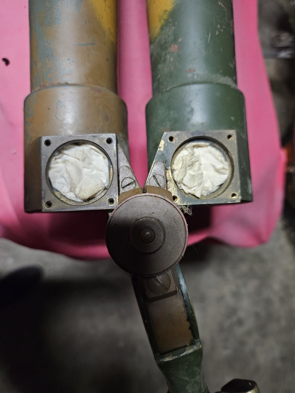 Zwei Zünder aus Messing und Stahl, das Uhrwerk offen liegend.
