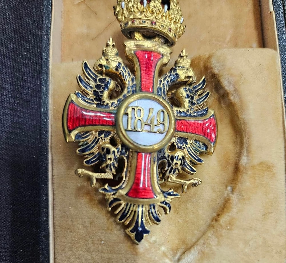 Detail des Franz-Joseph-Ordens: rotes Email, Doppeladler und das Stiftungsjahr 1849 im Medaillon. Im Etui.