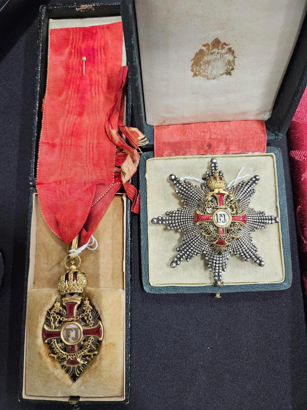 Franz-Joseph-Orden aus Österreich-Ungarn: das Halskreuz am roten Band und der Bruststern, jeweils im Originaletui.