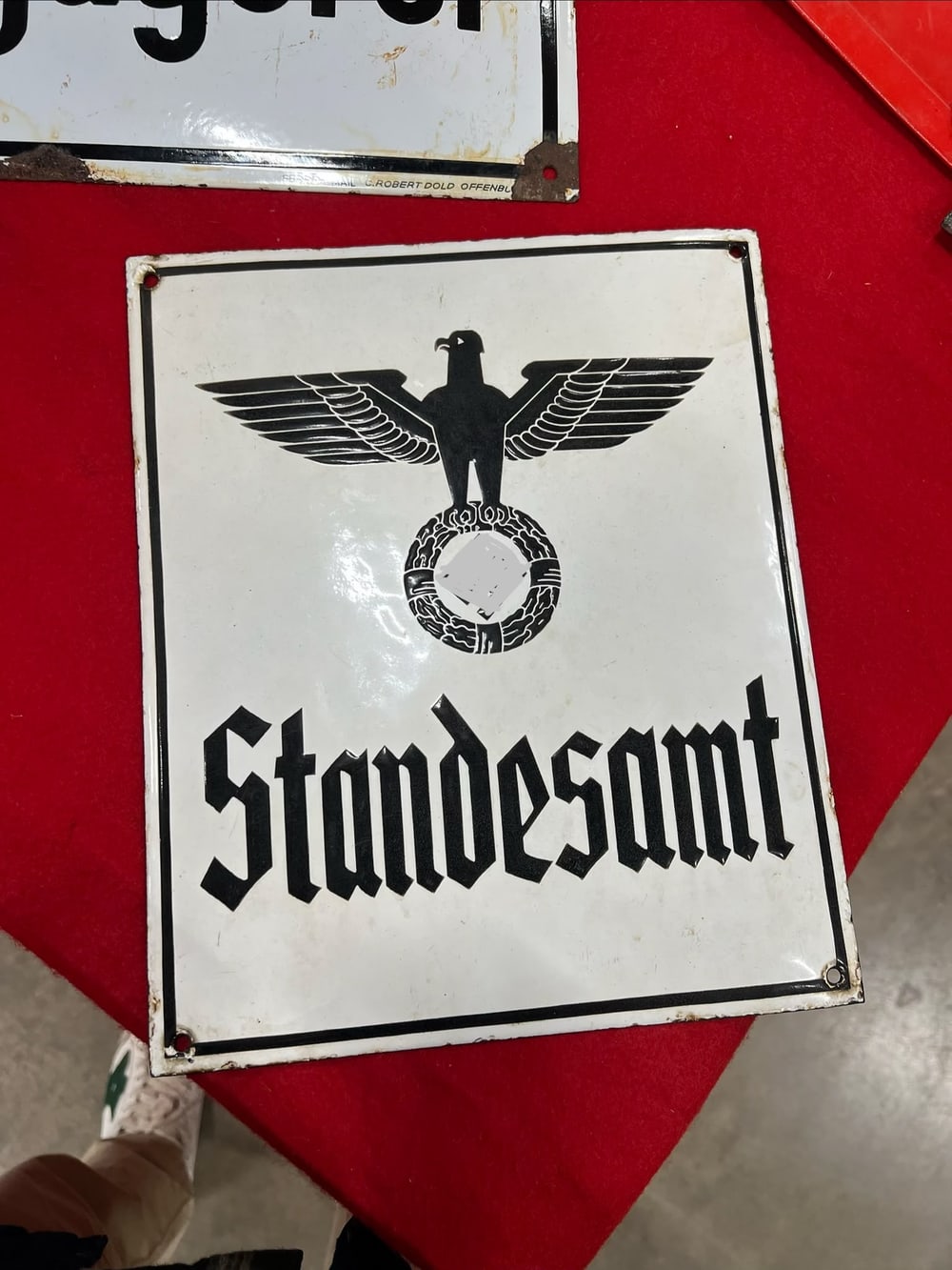 Zeitgenössisches Emailschild eines Standesamts mit Adler; das Symbol ist unkenntlich gemacht (§ 86a StGB). Auch Straßen- und Amtsschilder kaufen wir an.